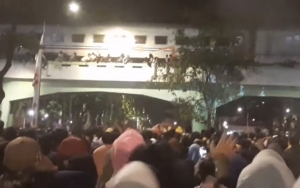 Sempat Lempari Kerikil, 5 Fakta Terkait Insiden Penonton Drama 'Surabaya Membara' Tersambar Kereta