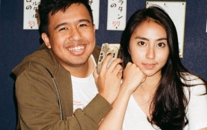Pakai Jas Hujan Hingga Sajian 'Seram' dan 'Berdarah', Joshua Suherman Pamer Dinner Bareng Pacar
