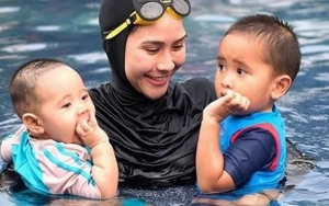 Awalnya Antar Anak Les Renang, Zaskia Adya Mecca Tergoda Ikut 'Nyebur'