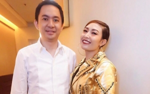Ayu Dewi Sebut Sang Suami Fans Garis Keras, Senyum Nyengir Malah Bikin Warganet Salah Fokus