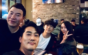 Song Seung Heon Bagikan Foto-Foto Gokil Bareng Krystal di Balik Layar 'Player', Fans Baper