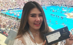 Antarkan Sang Papa Berangkat Umrah, Sandal Jepit Via Vallen Bikin Warganet Salfok