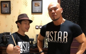 Deddy Corbuzier Dapat Kejutan di Hari Ayah, Warganet Malah Salfok Otot Lengan Azka