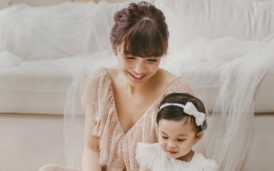 Sibuk Make Up Sambil Gendong Putrinya, Chelsea Olivia Bikin Warganet Takjub