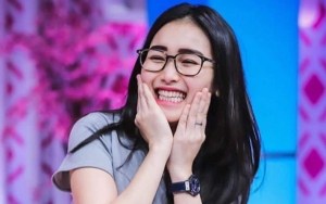 Ayu Ting Ting Unggah Foto Ini, Warganet Kepo Sosok Pria Yang Jadi Sandaran