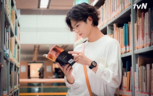 Syuting 'Encounter' di Korea, Park Bo Gum Kini Berambut Cepak dan Tampil Necis 
