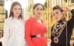 Ayu Dewi Nongkrong Bareng 'Suzanna' Seusai Nonton 'Suzzanna Bernapas Dalam Kubur'