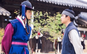 Bromance di 'Hundred Days Husband', Kim Seon Ho Curhat Serunya Syuting Bareng D.O. 