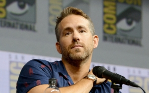 Ryan Reynolds Bagikan Poster Kocak dari Proyek 'Deadpool' Spesial Natal