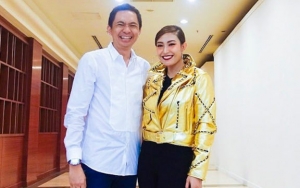 Biasa Cuek, Ayu Dewi Ungkap Perlakuan Romantis Sang Suami Saat di Rumah