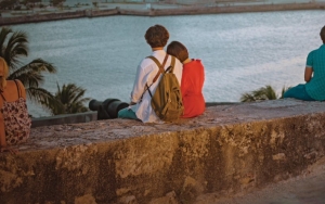 Mesranya Park Bo Gum Rangkul Dari Belakang Song Hye Kyo di Poster 'Encounter'