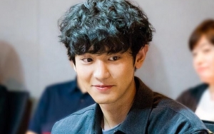 Imut Berkacamata, Chanyeol Tampak Panik di Poster 'Memories of the Alhambra'
