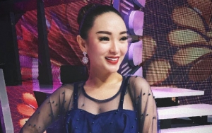 Zaskia Gotik Kembaran Baju dengan Agnez Mo, Netter: Kalau Ayu Ting Ting Pasti Ribut