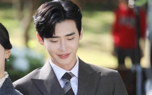 Gantengnya Lee Jong Suk Jadi Penulis Drama Jenius di 'Hymn Of Death'