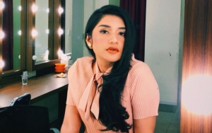 Lolita Agustine Diberi Kejutan Pesta Lajang, Hiasan Penutup Dada Curi Perhatian
