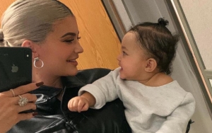 Bikin Gemas, Begini Lucunya Tingkah Putri Kylie Jenner Saat Belajar Bicara
