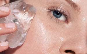 Coba Tren Facial Es Batu dan Rasakan 7 Manfaat Menakjubkannya untuk Kecantikan Kulit Wajah