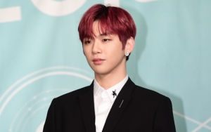 Dipuji Makin Ganteng dengan Rambut Merah Menyala, Pundak Kang Daniel Bikin Netter Salfok