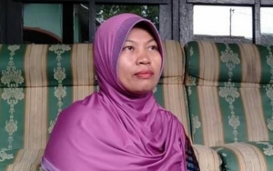 Kejaksaan Agung Tunda Penahanan, Baiq Nuril Banjir Air Mata Laporkan Eks Kepsek