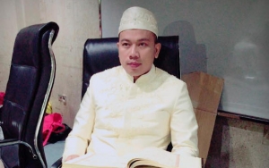 Vicky Prasetyo Unggah Foto Berangkat Salat Jumat, Netter Salah Fokus Bahas Baju