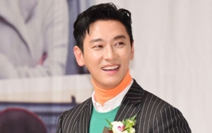 Tampil Beda, Joo Ji Hoon Kenakan Setelan Jas Pink di Blue Dragon Film Awards 2018