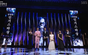 Joo Ji Hoon - Kim Young Kwang cs Raih Popularity Award di Blue Dragon Film Awards 2018
