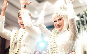 Usai Resmi Menikah, Melody Eks JKT48 dan Suami Pilih Umrah Bareng