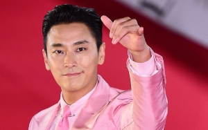 Pakai Setelan Jas Pink, Lucunya Joo Ji Hoon Digoda Kim Hye Soo di Blue Dragon Awards 