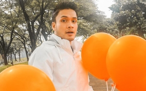 Telanjang Dada Pamer Perut Kotak-Kotak Saat Hujan, Randy Pangalila Bikin Warganet Gagal Fokus