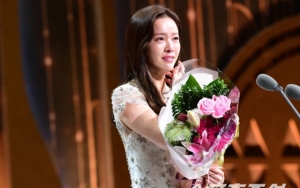 Menang Aktris Terbaik Berkat 'Miss Baek', Han Ji Min Bikin Blue Dragon Awards Banjir Air Mata