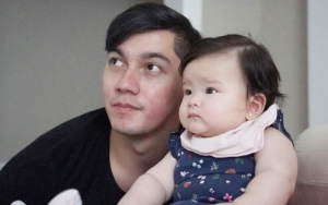 Samuel Zylgwyn Pangku Vechia di Kolam Renang, Gaya Melet Buah Hati Franda Curi Perhatian Teman Artis