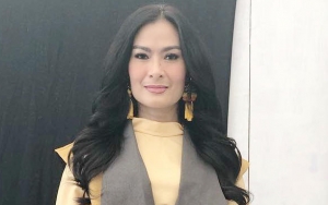 Sibuk Tutupi Belahan Dada, Netter Sindir Iis Dahlia Risi Pakai Baju Terbuka