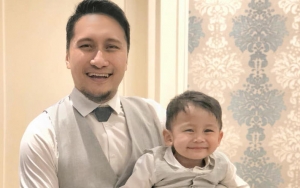 Hadiri Resepsi Baim Wong, Begini Arie Untung Sambut 'Lengsernya' Gelar Presiden Jomblo