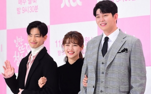 Kocaknya Pose Mesra Yoon Kyun Sang - Song Jae Rim di Jumpa Pers 'Clean With Passion For Now'