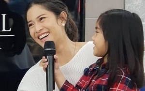 Dian Sastro Pamer Foto Kerja Sambil Ditemani Putri Cantiknya