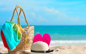 10 Perlengkapan yang Wajib Dibawa Saat Wisata ke Pantai Agar Liburan Makin Seru