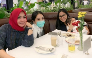 Penampilan Mama Rieta Kece Bak ABG, Netter Kembali Sindir Ibunda Ayu Ting Ting