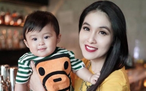 Pamer Foto Peluk Anak, Kecantikan Sandra Dewi Jadi Sorotan Netter