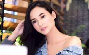 Elvira Devinamira Pose Seksi di Poster Film 'Dilarang Menyanyi di Kamar Mandi'