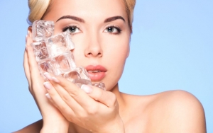 6 Bahan Alami untuk Facial Es Batu yang Mampu Atasi Berbagai Masalah Kulit