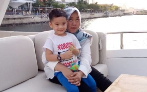 Makin Gede, Gaya Swafoto Rafathar Bareng Pengasuh Menggemaskan