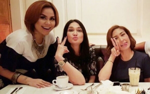 Ikut Berduka, Luna Maya Unggah Potret Bahagia Keluarga Ayu Dewi Bersama Mendiang Sang Ibu