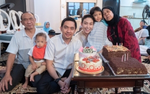 Dikabarkan Syok Berat, Foto Ayu Dewi Cium Mendiang Sang Ibu Buat Netter Haru