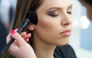 Perbedaan Fungsi hingga Penggunaan Contour dan Bronzer yang Wajib Diketahui Pemula