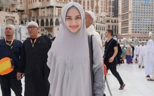 Bagikan Foto Cantik Saat Umrah, Melody Eks JKT48 Dipuji Bak Bidadari