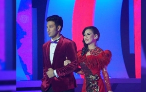 SCTV Awards 2018: Ammar Zoni Pegang Tangan Irish Bella dan Berlutut, Ekspresi Syahrini Baper Banget