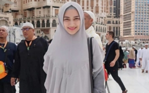 Sedang Umrah, Melody Eks JKT48 Pakai Cadar Kejutkan Penggemar