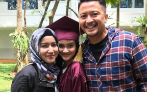 Sudah Lama Bercerai, Ferry Maryadi dan Mantan Istri Kompak Hadiri Kelulusan Sang Putri