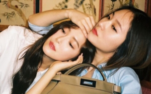Pelukan Erat Tapi Beda Ekspresi Saat Liburan ke Yunani, Jessica dan Krystal Jadi Sorotan