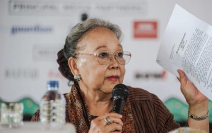 Sebelum Meninggal Karena Kecelakaan, NH Dini Curhat Masalah Novelnya Yang Dibajak